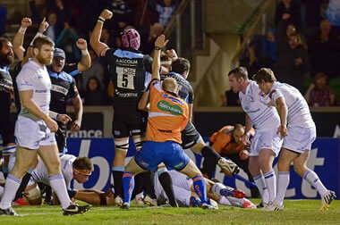 The ref whistles up a score - pic © Al Ross