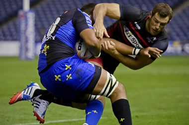 Tim Visser attempts a tackle - pic © Al Ross