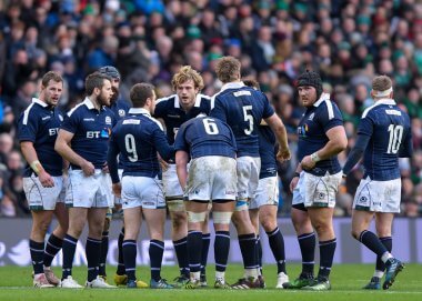 Greig Laidlaw plans with his troops - pic © Alastair Ross / Novantae Photography