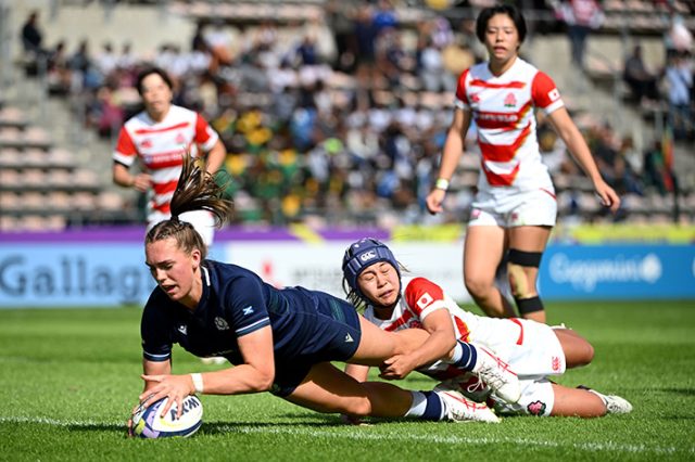 Emma Orr scores a try